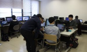 スタッフが利用者さんへ支援している風景
