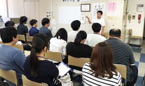 弊社の社長が利用者さんへ仕事観についての勉強会を開催している風景