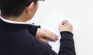 利用者さんが履歴書を作成している風景