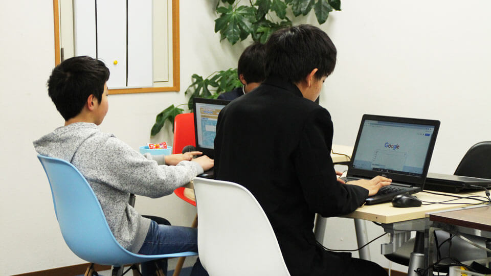 IntechでIT学習をする児童